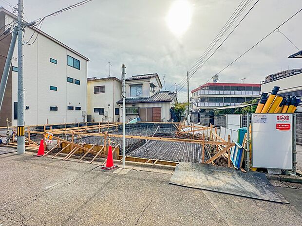 【現地外観】現在建築中につき、モデル棟のご案内も可能です。ぜひ、現地と近隣の施工例を御見学ください。※標識・電柱移設予定