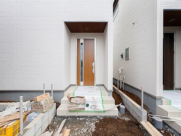 【玄関　3号棟】玄関はおうちの顔と言われます。玄関アプローチは、外観デザインの印象を左右します。ご家族の個性を出しながら、素敵な玄関でお客様をお迎えしてください。