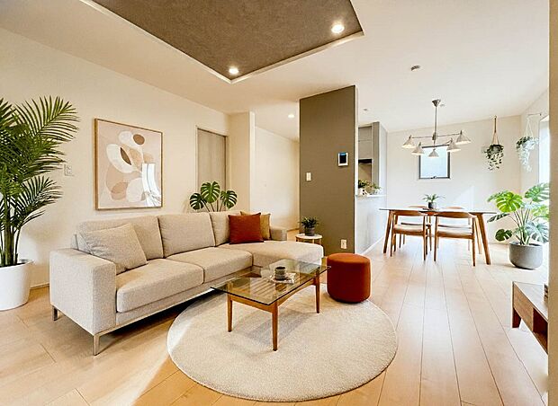 【リビング 12.75帖】 整然とした空間演出、快適な理想の暮らしの実現は家のみの拘りではなく、そこで暮らす方々にとって素敵な環境であることも挙げられると思います。四季折々の変化が奏でる鼓…