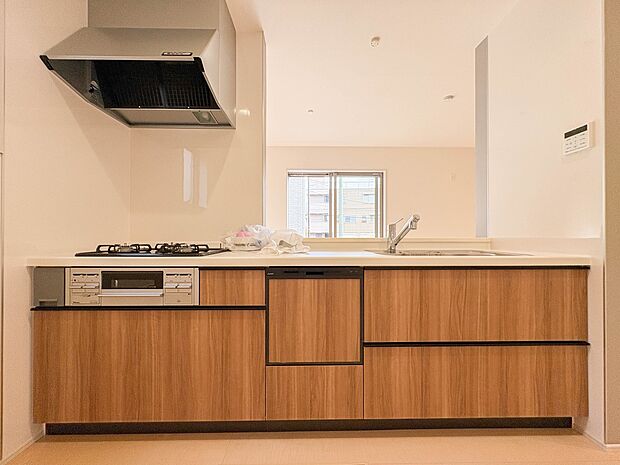 【キッチン　LDK12.75帖】ナチュラルな自然光の中での調理。お洒落な食器類を余裕で収納できるスペース。動きやすい女性目線のキッチン動線。これからはお料理をつくる時間が劇的に変わります。