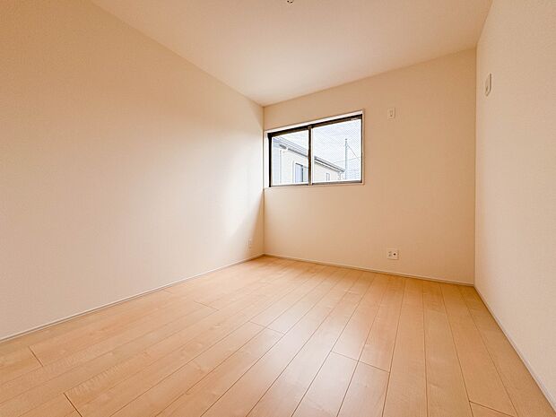 【子供部屋　5.34帖】お子様のお部屋にぴったりなクロークを備えたフローリング仕様の洋室です。