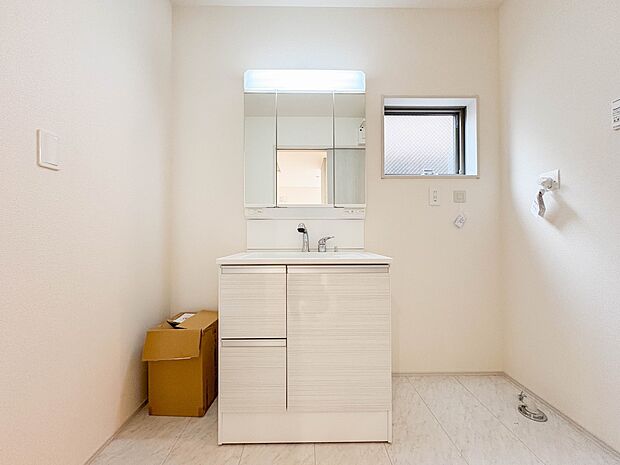 【洗面台】 十分な大きさの洗面台は、身だしなみチェックや歯磨きなど、朝の慌ただしい時間でもホテルライクなスペースで余裕とゆとりを感じて頂けます。