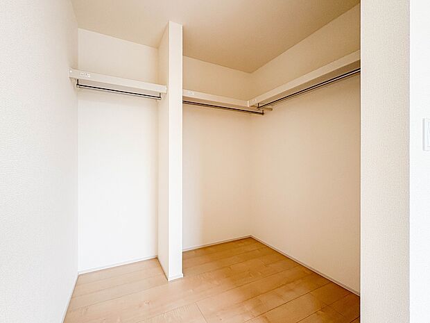 【WIC】WICのメリットの1つ目は、1箇所にまとめて収納が出来ること。2つ目は、衣替えが必要ないこと。3つ目は、扉が少なくなり室内がスッキリ見えること。