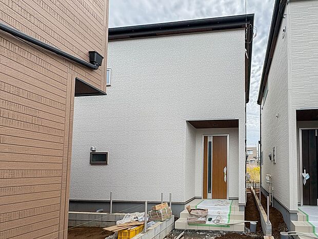 【外観　3号棟】家族の温かさと陽光の暖かさ、楽しい毎日と明るい未来を予感させる「空間が織り成すひとつ先の住み心地」を演出します。