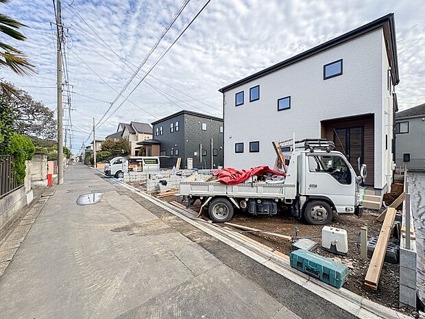 【前面道路】家の前をまっすぐの通りが走っている。クルマは少なく、人々は毎朝、ウォーキング、ジョギング、犬の散歩など、フリーな朝時間を過ごしている。
