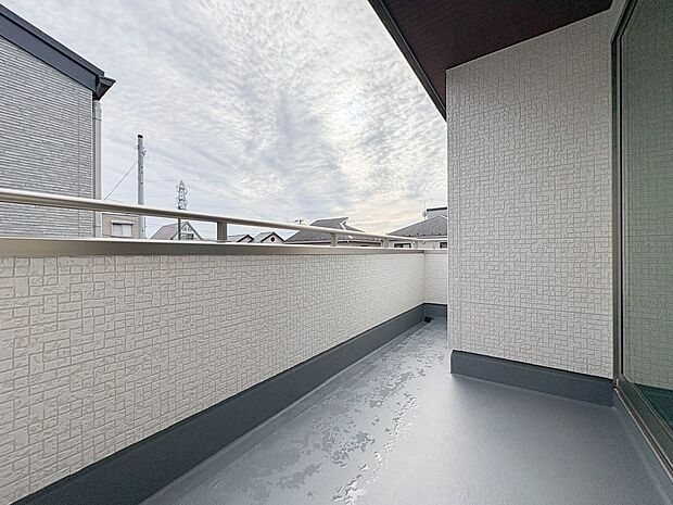 【バルコニー】  バルコニーから差し込む陽光・通風は、住環境・快適性と共に有り続ける貴重な「財産」です。