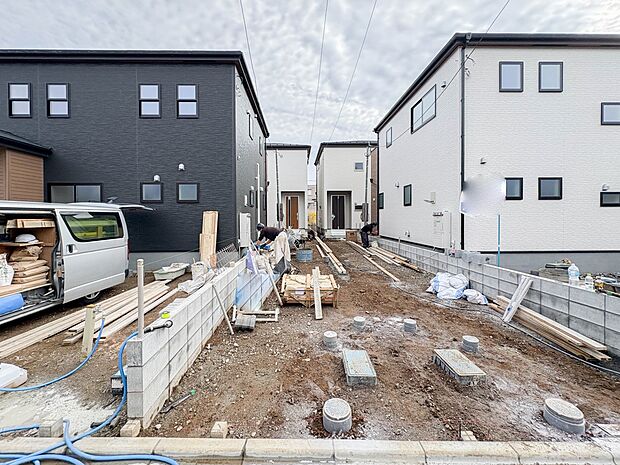 【駐車場　3号棟】毎日の生活にマイカーが必須という方は、購入を検討する際、駐車場があることは大事な条件です。毎日の通勤や家族の送迎、買い物やお出かけなどクルマのある暮らしを満喫したい方は要チ…