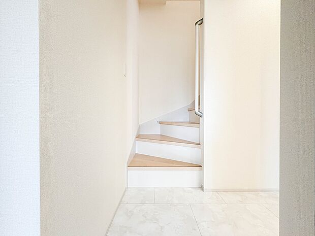 【手すり付き階段】手すりがないと階段の昇り降りで危険なことはもちろん、壁に手をつきながら歩くことで壁紙が汚れやすくなります。すべての方に快適に昇り降りしていただくため、手すりを設置しました。…