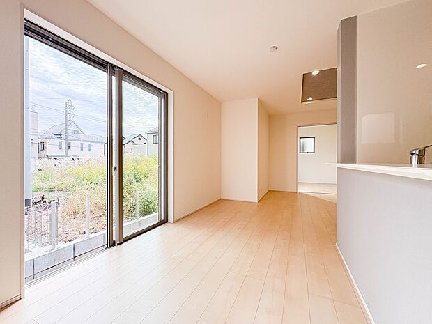 【ダイニング　LDK12.75帖】忙しい朝でも家族揃って食事をしたいゆとりあるダイニングスペース。