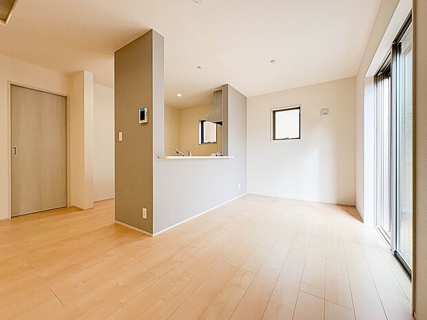 【ダイニングキッチン　LDK12.75帖】会話でホッとコミュニケーションできるリビング。料理でホッとハピネスになるキッチンなど。人をホッとさせる最新設備・仕様を採用しています。