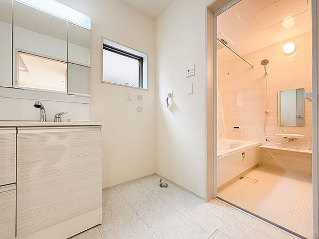 【ランドリースペース】毎日使う洗濯機。しっかりと奥行きのある置き場が確保されています。