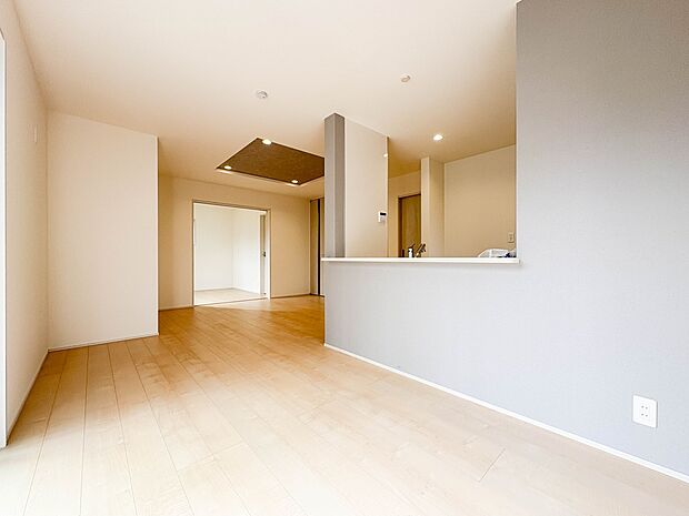 【リビングダイニング LDK12.75帖】リビングにいるお子様と会話をしながら家事ができるカウンターキッチン。いま手があいているか、忙しそうなのか相手の様子を伺いながらコミュニケーションをと…