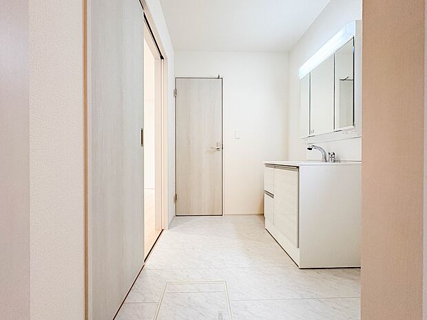 【脱衣所】洗面所は小さなプライベートスペース。歯磨き、洗顔と毎日施す個人空間。