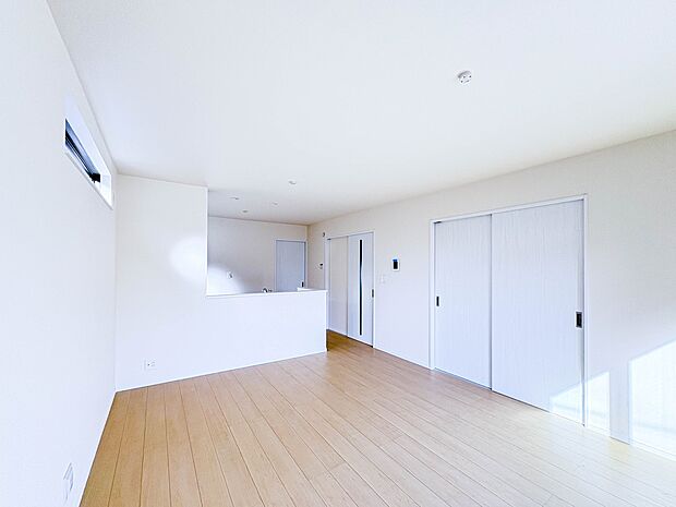 【リビング】うららかな陽射しがどのお部屋にも降り注ぎますように、快適さを追求した間取設計。得難い立地環境での生活を恵みの豊かな永住の地へと変えてくれます。