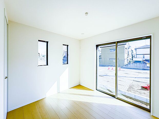 【Room-洋室】  シンプルにデザインされた室内。家具やレイアウトでお好みの空間に。