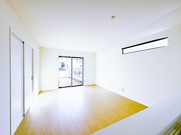 【ダイニング】忙しい朝でも家族揃って食事をしたいゆとりあるダイニングスペース。