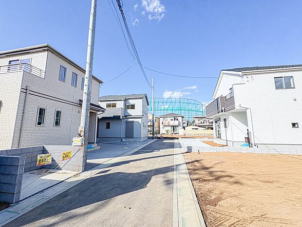 【前面道路】家の前をまっすぐの通りが走っている。クルマは少なく、人々は毎朝、ウォーキング、ジョギング、犬の散歩など、フリーな朝時間を過ごしている。