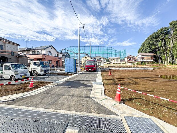 【前面道路、私道4.2ｍ】家の前をまっすぐの通りが走っている。クルマは少なく、人々は毎朝、ウォーキング、ジョギング、犬の散歩など、フリーな朝時間を過ごしている。