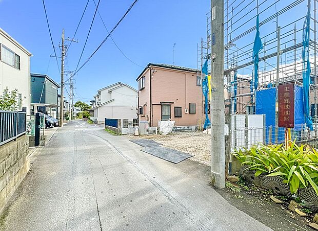 【前面道路4M】車の通行が少ないので、静かな住環境を維持することができます。