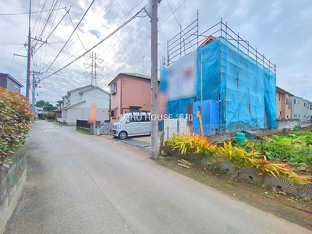 【前面道路4M】家の前をまっすぐの通りが走っている。クルマは少なく、人々は毎朝、ウォーキング、ジョギング、犬の散歩など、フリーな朝時間を過ごしている。