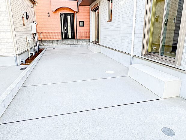 【駐車場】カースペース2台可。車が1台なら、来客用の駐車場や、駐輪スペースとしてご活用ください。