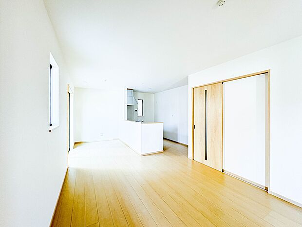 【ダイニング】ダイニングテーブルを置いても十分な広さが確保されています。