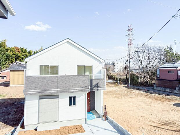 【眺望】朝の澄んだ空気や、夕方に吹く清々しい風を五感で感じられるバルコニー。