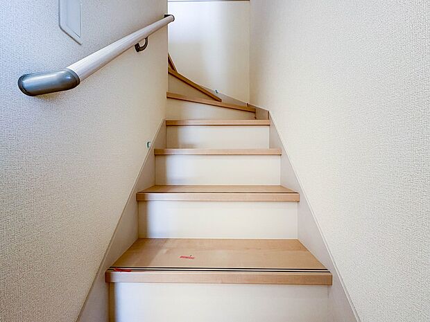 【手すり付階段】手すりがないと階段の昇り降りで危険なことはもちろん、壁に手をつきながら歩くことで壁紙が汚れやすくなります。すべての方に快適に昇り降りしていただくため、手すりを設置しました。
