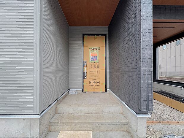 【玄関】家の顔となる玄関は、高いデザイン性が求められます。高級感と断熱性、防犯性に優れた玄関ドアを標準装備。ピッキング対策のセキュリティサムターン等、防犯に考慮しました。