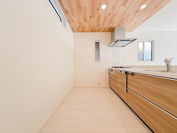 【キッチン】ナチュラルな自然光の中での調理。会話が弾む対面型キッチン。お洒落な食器類を余裕で収納できるスペース。動きやすい女性目線のキッチン動線。これからはお料理をつくる時間が劇的に変わりま…