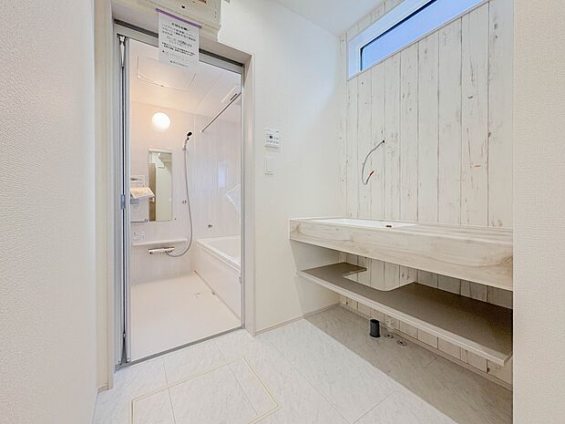 :【三面鏡洗面化粧台】 ミラーを手前に引けば、楽な姿勢で髭剃りやメイクができます。合わせ鏡にすればヘアスタイルのチェックもラクラク。洗面化粧台のミラー裏にはたっぷり入る収納スペースを設けて…