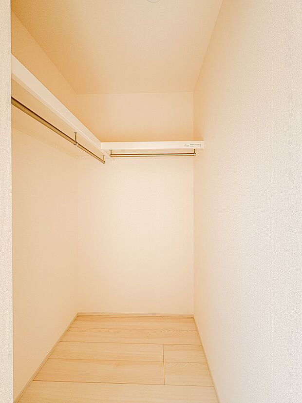 【WIC（ウォークインクローゼット）】  たくさんの洋服をかけてもシワになりにくいウォークインクローゼット。洋服以外にも、普段使わない家電やスーツケース、ストック品など何でも片付く嬉しい空間…
