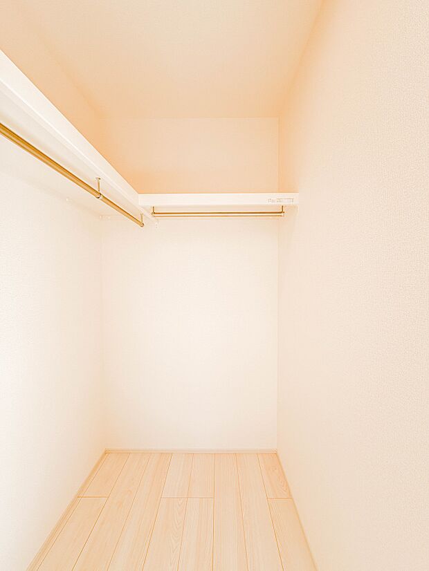 収納には欠かせないクローゼット。衣類を横一列で収納できるため、ひと目で洋服がチョイスできるという利点があります。豊富な衣類をお持ちでも、スペース全体を使って、しっかり収納できます。