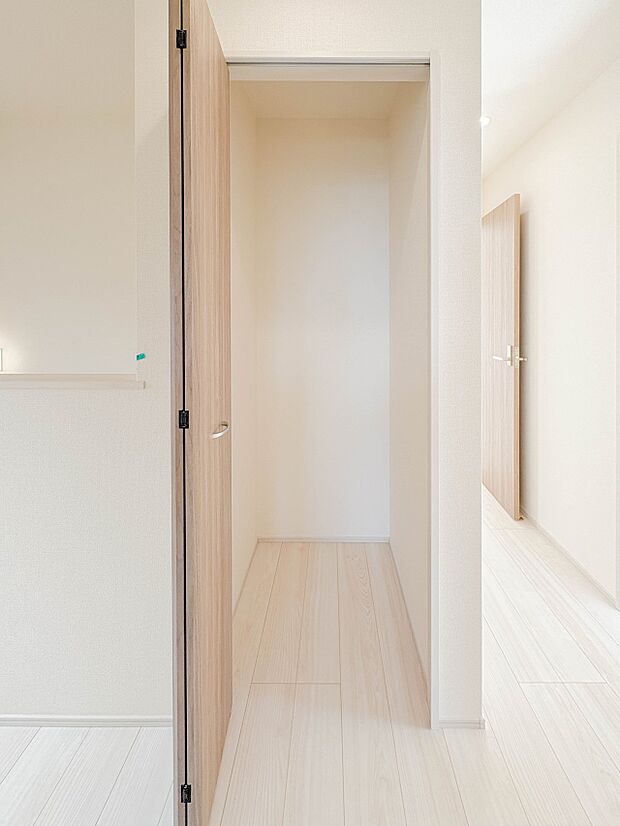 【収納】こちらの物件に少しでもご興味がありましたら、お気軽にお電話下さい。ネット上で「見えない物」「わからない事」でも、実際にご見学いただくことで、手に取るようにおわかりいただけるはずです。…