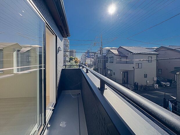 澄み切った青空と、心地良い風を感じるワイドバルコニー。