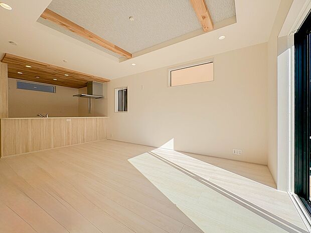 シンプルなデザインの家は風情がある。住む人のこだわりを感じる。外観も内装もいたってシンプル。居心地がよく、家事や趣味、子育てなどにも集中できる。家も人間も熟成するほどシンプルになっていくよう…