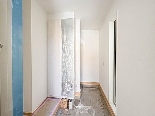 <シューズクローク(玄関収納)>シューズだけでなくコートやバッグを置いておけば、朝バタバタと物を探し回ることがなくなります。特に持っていく物が多いキッズスペースが玄関にあるととても便利。