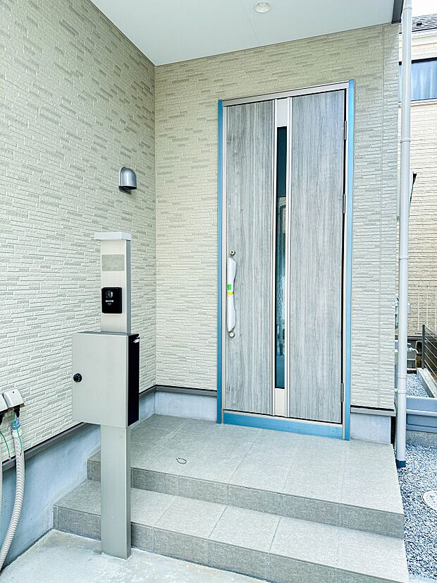 【玄関】玄関へ向かうまでのアプローチに漂う上質が期待感をもたせます。玄関は建物の顔。落着きを醸し出した自己主張が心に訴えてきます。