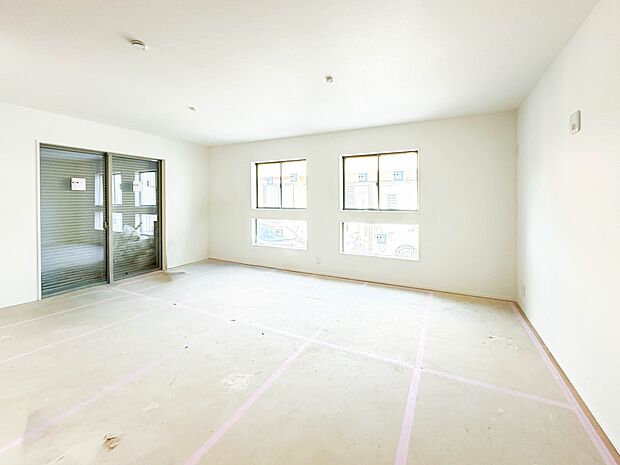 【リビング】うららかな陽射しがどのお部屋にも降り注ぎますように、快適さを追求した間取設計。得難い立地環境での生活を恵みの豊かな永住の地へと変えてくれます。