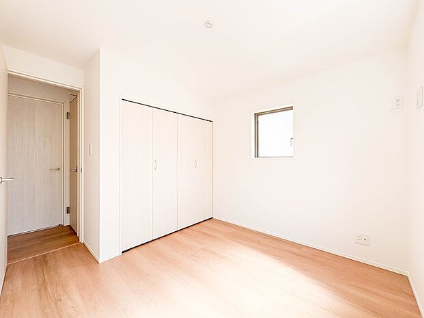 【子供部屋4.6帖】お子様のお部屋にぴったりなクロークを備えたフローリング仕様の洋室です。