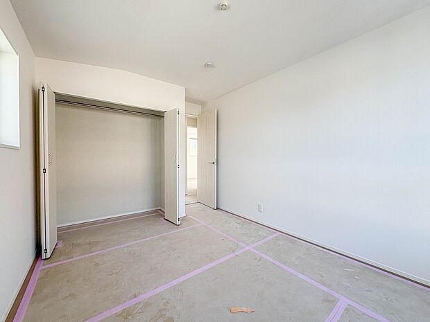 【子供部屋】お子様のお部屋にぴったりなクロークを備えたフローリング仕様の洋室です。