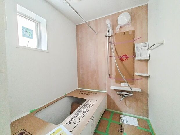 【浴室】1日の疲れを癒すバスルームは、心地よいリラックスを叶える清潔感溢れる美しい空間。