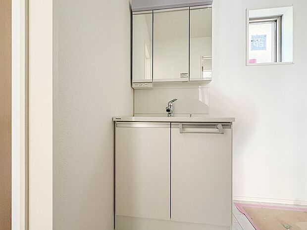 【三面鏡洗面化粧台】 ミラーを手前に引けば、楽な姿勢で髭剃りやメイクができます。合わせ鏡にすればヘアスタイルのチェックもラクラク。洗面化粧台のミラー裏にはたっぷり入る収納スペースを設けてい…