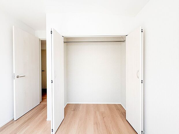 【収納】壁面クローゼットのメリットは、衣類が横一列に並ぶためひと目で洋服が選びやすいこと。衣類をたくさんお持ちの方も、限られたスペース内に無理なく収納することができます。