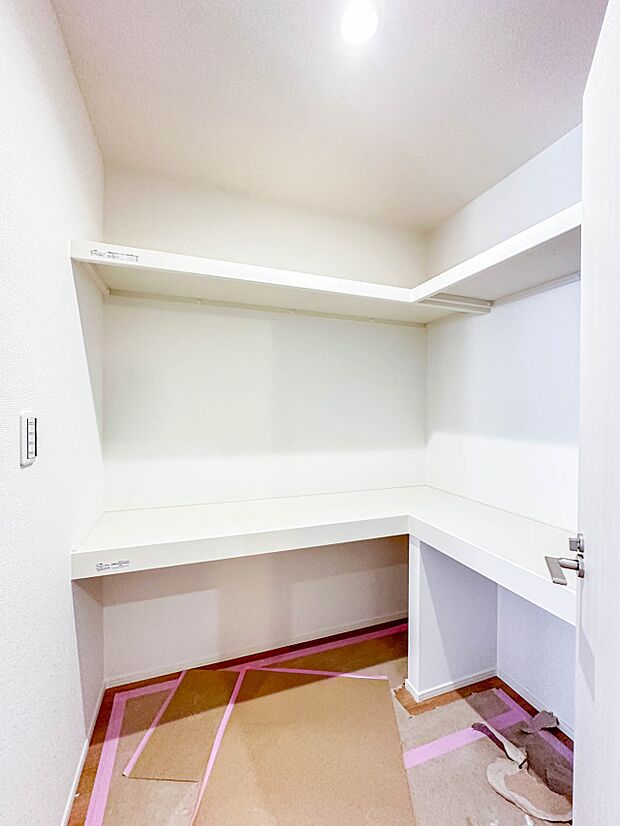 【パントリー(食料庫)】 常温保存できるパン、お米、調味料、缶詰など、日常的に使うものや未開封の食品の収納にぴったり。棚にものを並べて収納すれば、何が足りないのかひと目で確認できます。