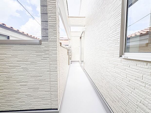 【バルコニー】 朝の澄んだ空気や、夕方に吹く清々しい風を五感で感じられるバルコニー。屋外にあって、住まいの中でも本当の自然を感じられるスペースです。