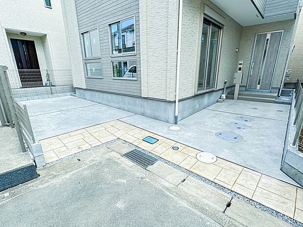 【駐車場】日々の暮らしにマイカーが必要。そんな方は物件の購入条件に駐車場は必須です。通勤に、家族のお迎えに、お買物に、おでかけに、クルマライフを楽しみたい方に。