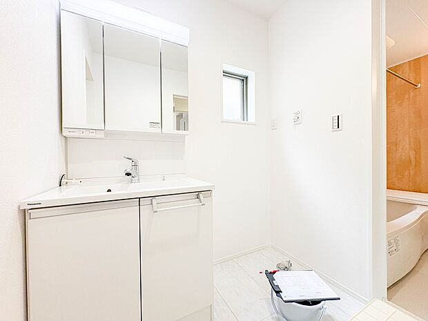 【ランドリースペース】毎日使う洗濯機。しっかりと奥行きのある置き場が確保されています。