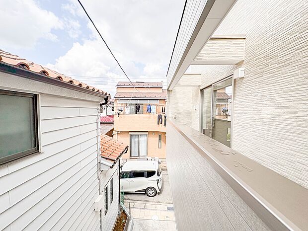 【眺望】朝の澄んだ空気や、夕方に吹く清々しい風を五感で感じられるバルコニー。