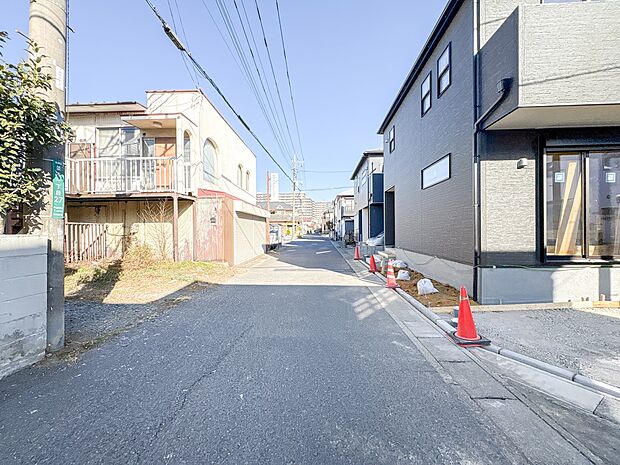 【前面道路、公道5m】家の前をまっすぐの通りが走っている。クルマは少なく、人々は毎朝、ウォーキング、ジョギング、犬の散歩など、フリーな朝時間を過ごしている。